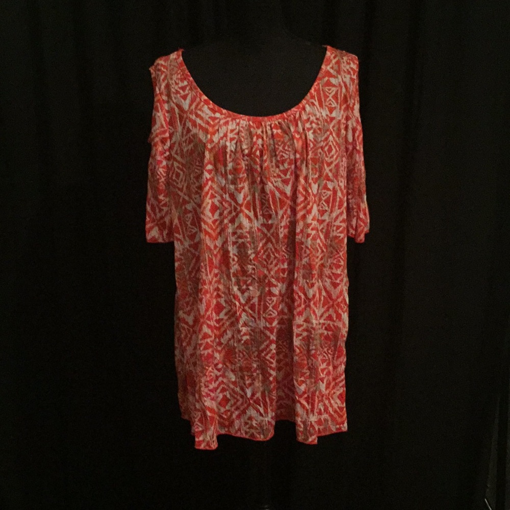 Short sleeved  coldshoulder top